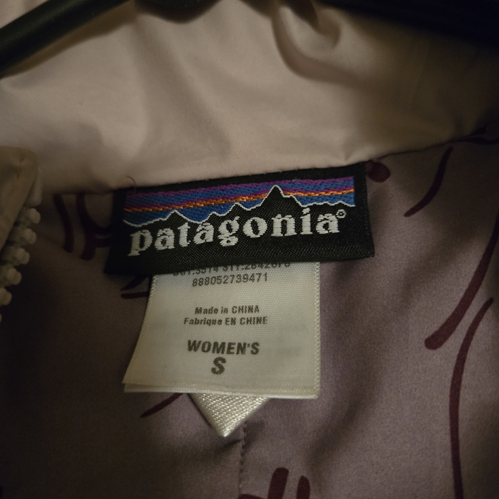 Patagonia Women's Puffer Jacket in Light Beige - Picture 3 of 4